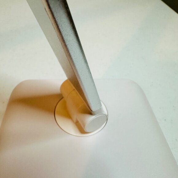LED Foldable Desk Lamp With Adjustable Rotatable Arm and Adjustable Brightness - Picture 15 of 16